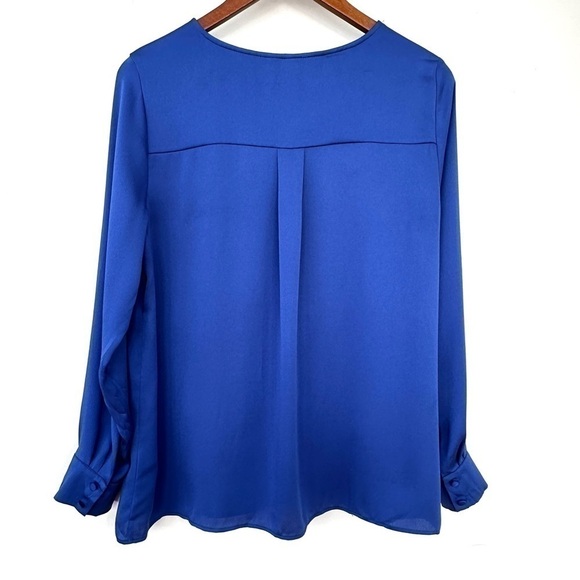H&M top  with crew neckline & long sleeves, loose fitting and flowy - Picture 4 of 11